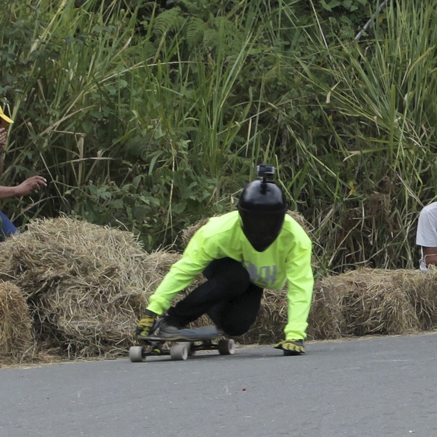 Tomando la ultima izquierda en SALAMINA DH FEST 2024